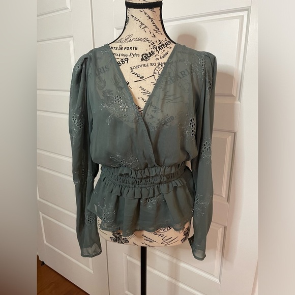 ASTR Women Sage Eyelet V-neck Cinched Waist Long Sleeves Blouse Size L - Picture 3 of 8